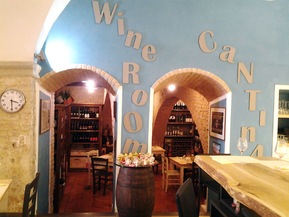 Wine room cantina a Volterra